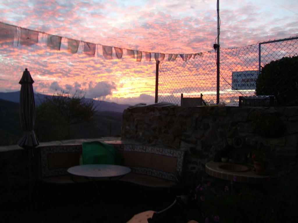 La Trucha Del Arco Iris Bed & Breakfast El Acebo de San Miguel Ruang foto