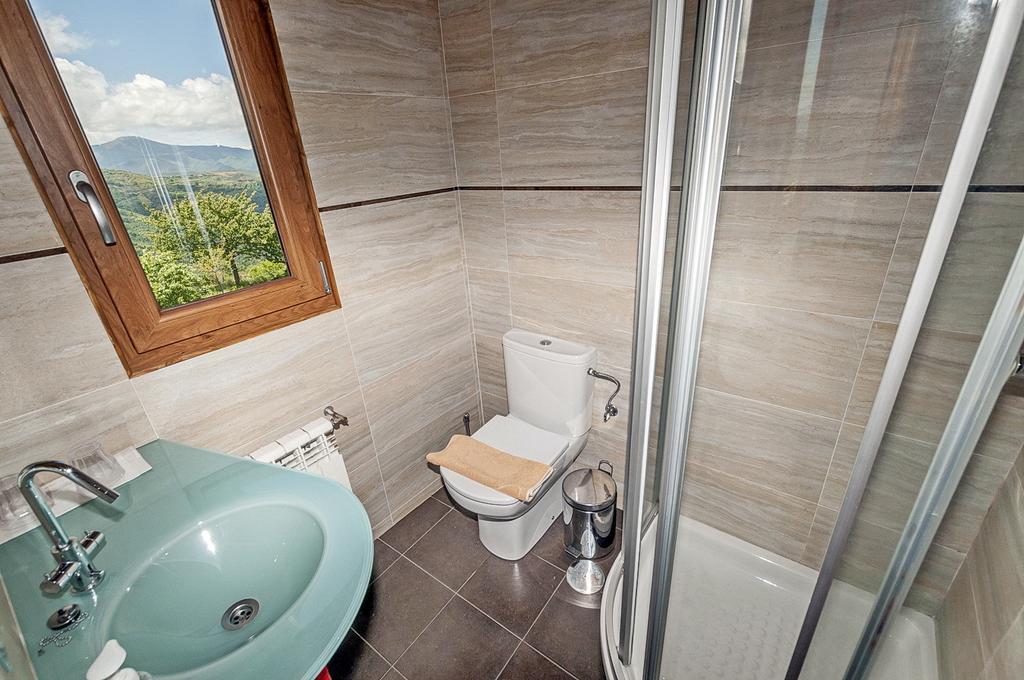 La Trucha Del Arco Iris Bed & Breakfast El Acebo de San Miguel Bagian luar foto