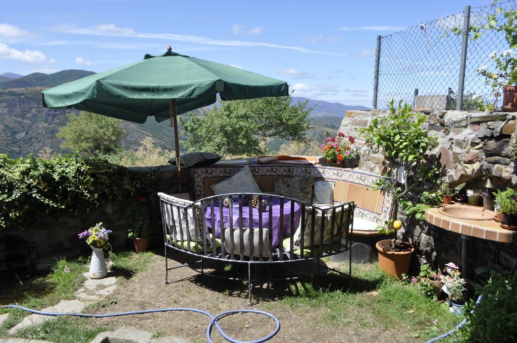 La Trucha Del Arco Iris Bed & Breakfast El Acebo de San Miguel Bagian luar foto